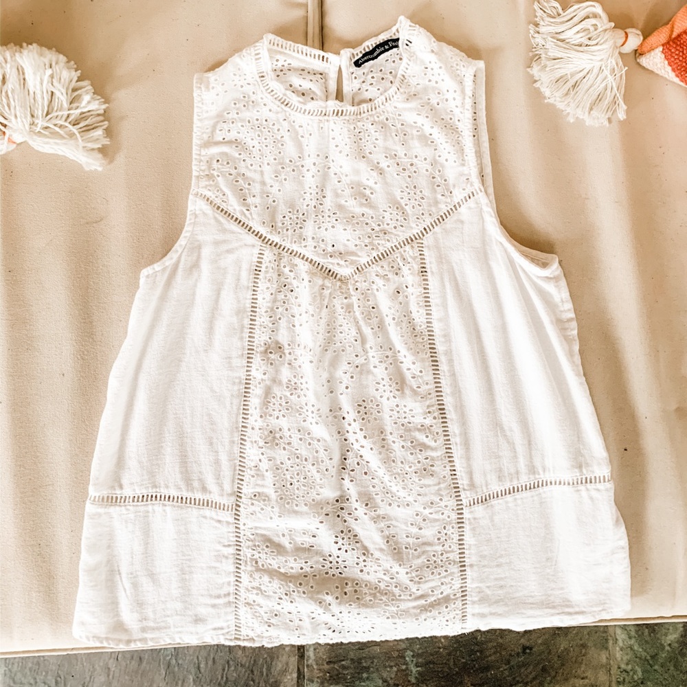 White lace Abercrombie and Fitch top 🔥